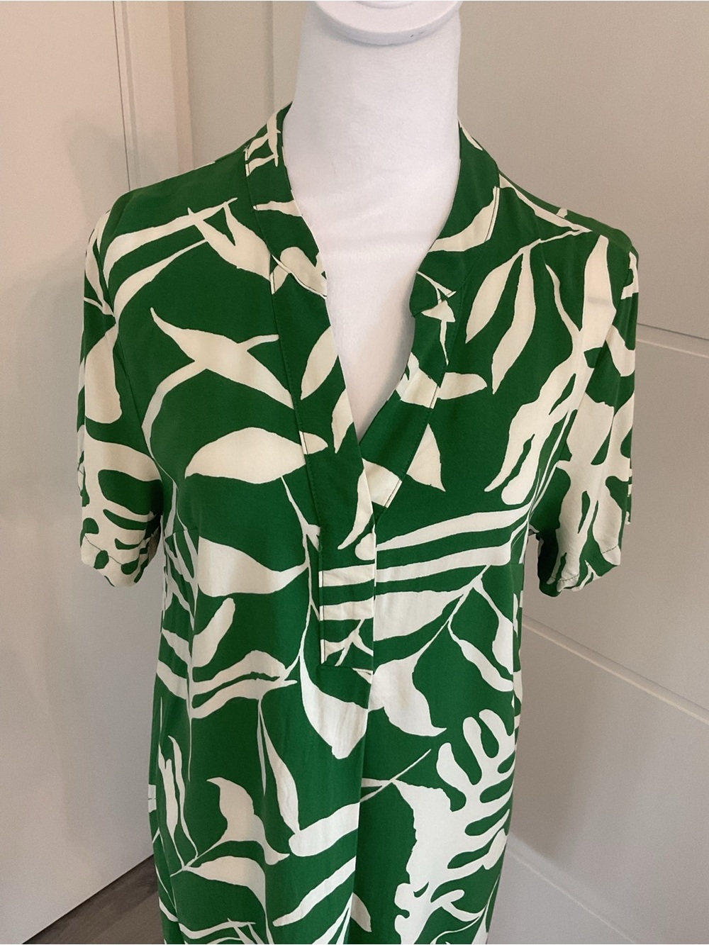 H&M Green and Cream Tropical Print Shift Dress - Picture 4 of 9